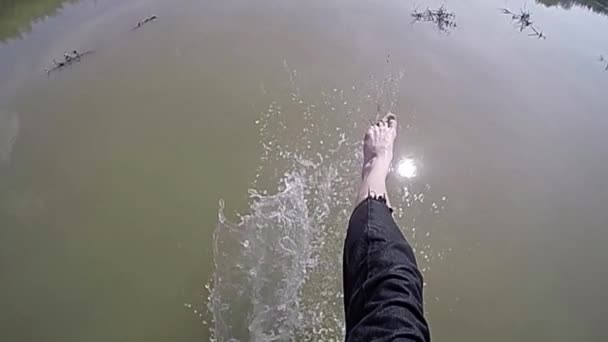 Extreme Slow Motion Mit Bloßen Füßen Gegen Schlammiges Seewasser Treten — Stockvideo