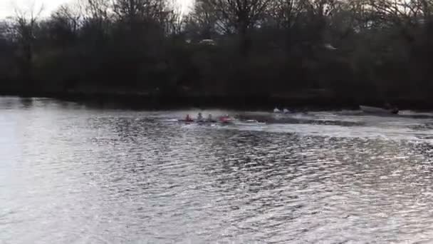 两个赛艇队在帕萨克河上训练 沿河行驶 — 图库视频影像