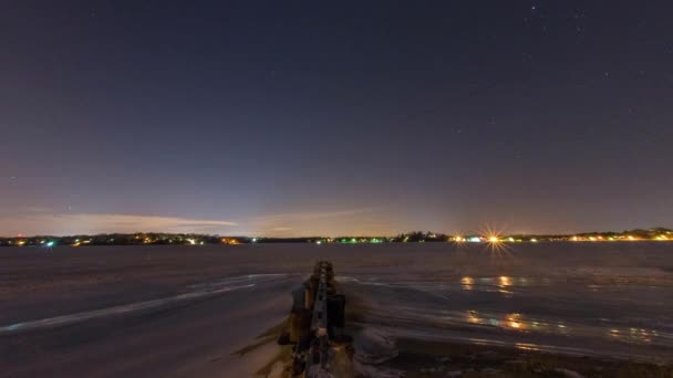 Timelapse Delle Stelle Che Ruotano Attraverso Cielo Notturno Sopra Fiume — Video Stock