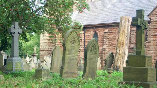 Vista Iglesia Través Del Cementerio — Vídeo de stock