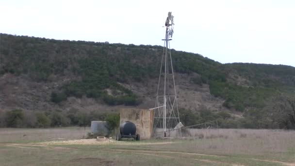 Saniye 1080P Texas Hill Country Deki Eski Rüzgar Değirmeni — Stok video