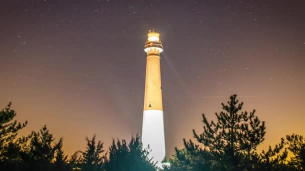 歴史的なバーナット灯台の後ろの夜空を横切って動く星のタイムラプス — ストック動画