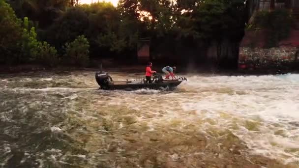 Zwei Fischer Auf Motorboot Werfen Anker Stromschnellen Neben Staudamm — Stockvideo