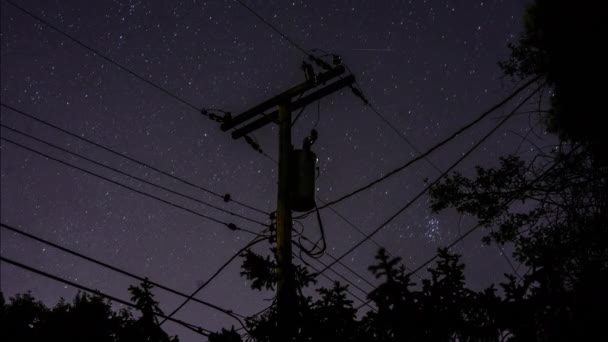 Gece Gökyüzünde Siluetli Bir Banliyö Telefon Direğinin Elektrik Hatlarının Ağaçların — Stok video