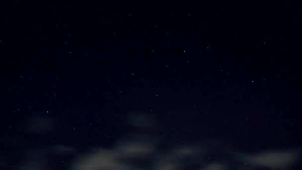 Gece Yıldızları Zaman Aşımına Uğrar Arada Bir Bulutlar Çıkar — Stok video