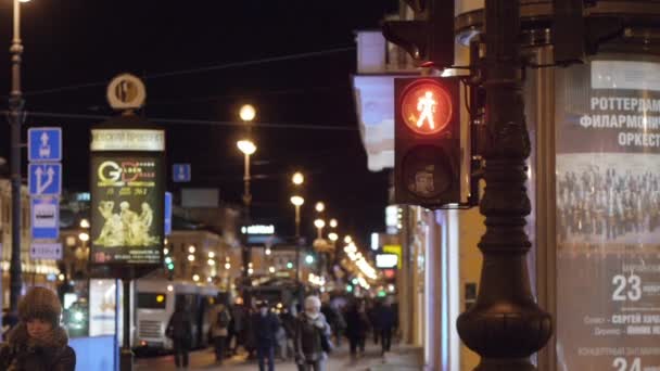 Tłumy Czekają Światło Dla Pieszych Zmieni Kolor Zielony — Wideo stockowe