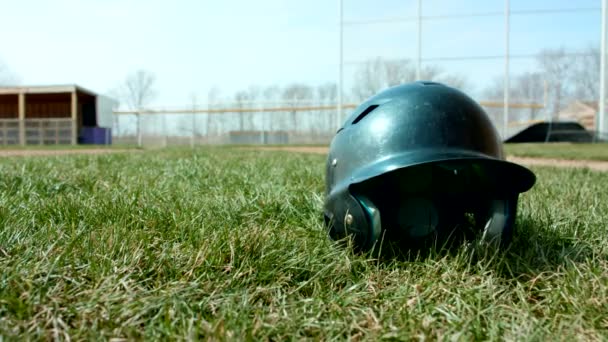 Jogador Beisebol Pega Seu Capacete Que Está Descansando Grama Campo — Vídeo de Stock