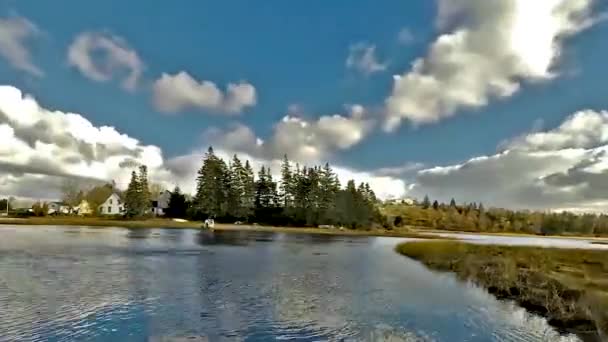 Lage Vliegende Wolken Boven Water — Stockvideo