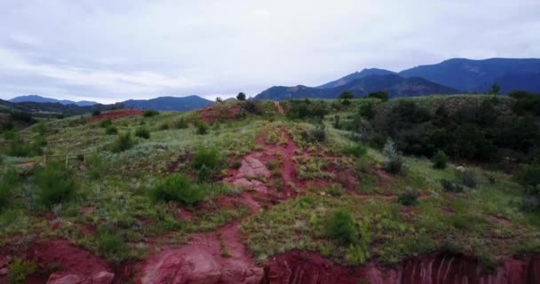 Colorado Yükselen Kızıl Kaya Yeşil Çimen Dağlar — Stok video