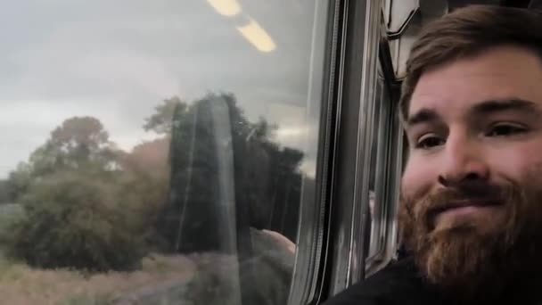 Homme Barbu Regarde Par Fenêtre Train — Video