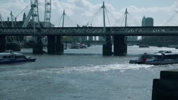 Schiffe Auf Der Themse Mit Dem London Eye Hintergrund — Stockvideo