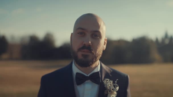 Retrato Homem Elegante Sorrindo Para Câmera Vestida Com Cigarro Elegante — Vídeo de Stock