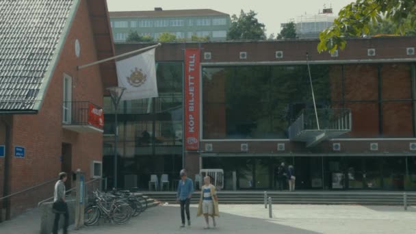 Studenter Går Över Ett Torg Framför Några Byggnaderna Chalmers Campus — Stockvideo