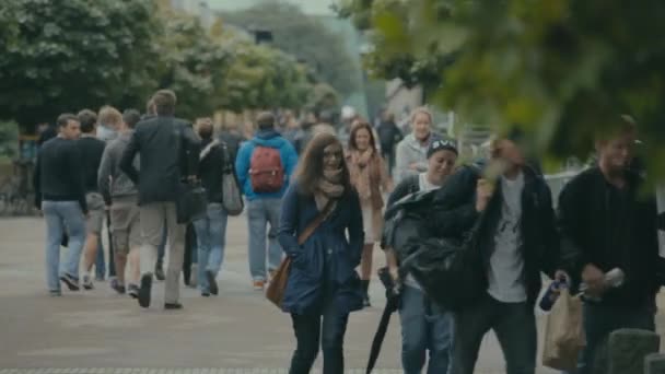 Ruas Lotadas Com Estudantes Caminhando Entre Aulas Dia Nublado Ventoso — Vídeo de Stock