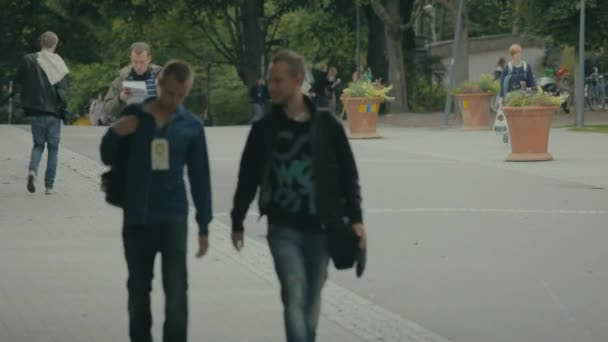 Jovens Caminham Para Aula Universidade Chalmers Gotemburgo Amigos Caminhando Juntos — Vídeo de Stock
