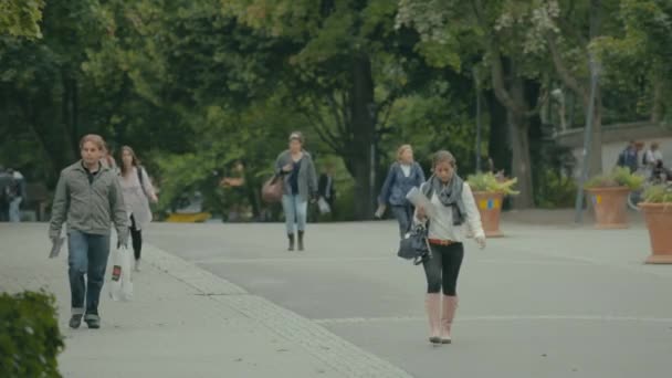 Studenter Går Till Kurser Chalmers Campus Ung Man Grön Jacka — Stockvideo