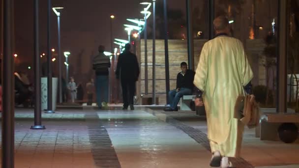 Marocký Muž Tradičním Oblečením Kráčí Noci Laayoune Maroko Dobře Osvětlená — Stock video