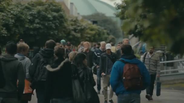 Die Schüler Tragen Jacken Und Mützen Wenn Sie Einem Lebhaften — Stockvideo
