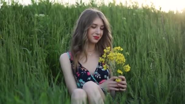 Femme Assise Dans Champ Herbeux Avec Bouquet Fleurs Jaunes — Video
