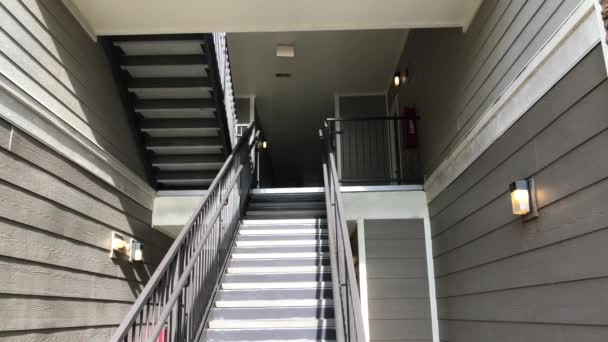 Segundos 4K30Fps Olhando Para Cima Escadas Bldg — Vídeo de Stock
