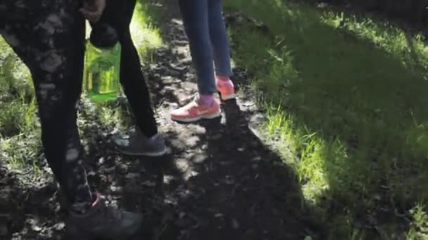 Kamera Folgt Fußspitze Der Frau Auf Spur — Stockvideo