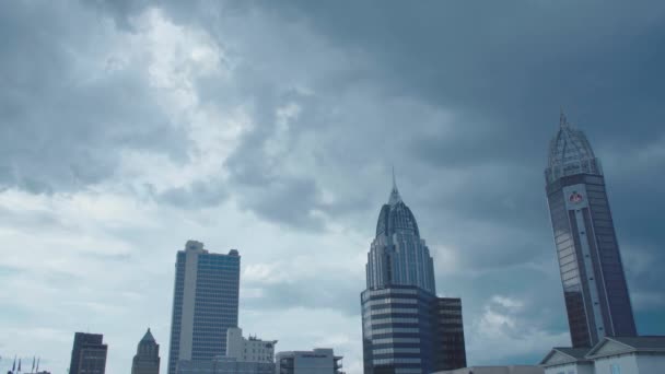 時間の経過とともに雲に覆われた空に対するモバイルで最も高い建物 — ストック動画
