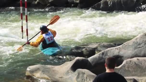 Corredor Kayaker Agua Blanca — Vídeo de stock