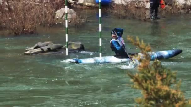 Branco Água Kayaker Piloto — Vídeo de Stock