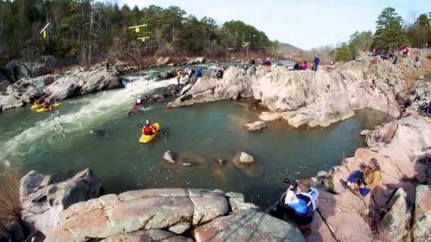 Branco Água Kayaker Pilotos Após Big Drop — Vídeo de Stock