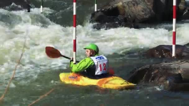 White Water Kayaker Závodník Detailní — Stock video