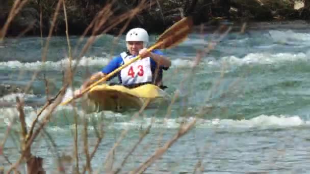 White Water Kayaker Racer Närbild — Stockvideo