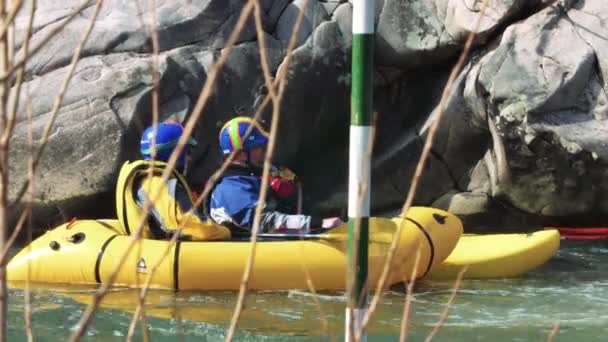 Wildwasser Sanitäter Kajak — Stockvideo