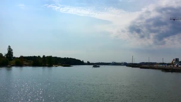 Bootsmanövrieren Einem Golf Helsinki Finnland Kalasatama — Stockvideo