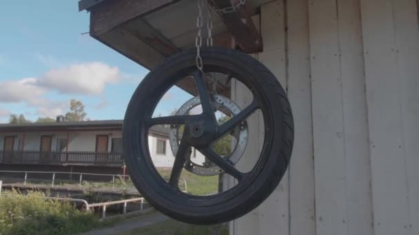 古い小屋のタイヤのハニング — ストック動画