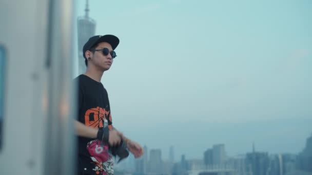Jonge Aziatische Fotograaf Met Tatoeage Vangt Stedelijke Binnenstad Stadsbeeld Van — Stockvideo