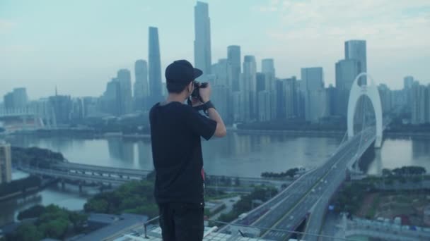 Відкритий Знімок Молодого Азійського Фотографа Який Рано Вранці Захопив Місто — стокове відео