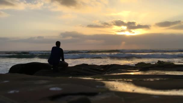 Adam Gün Batımını Okyanusta Güneşin Doğuşunu Izliyor Kayaların Üzerinde Duruyor — Stok video