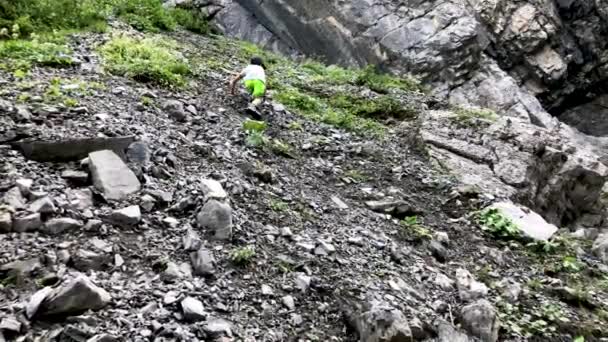 Carino Giovane Ragazzo Scivolando Mentre Scalava Montagna Piena Macerie — Video Stock