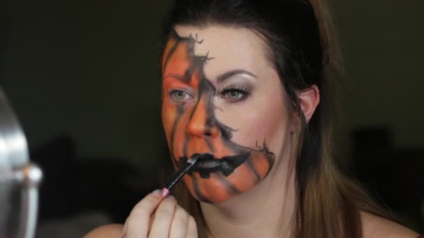 化妆师在嘴唇上涂上颜料 使之成为服装之间的光环 — 图库视频影像