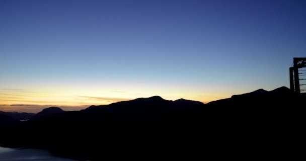 Hermosas Imágenes Atardecer Una Silueta Masculina Cima Del Mirador Montaña — Vídeos de Stock