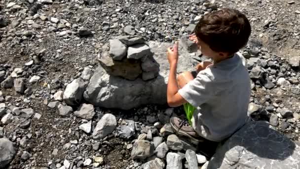 Rapaz Bonito Construindo Algumas Pedras Rio Montanha Com Alguma Ajuda — Vídeo de Stock
