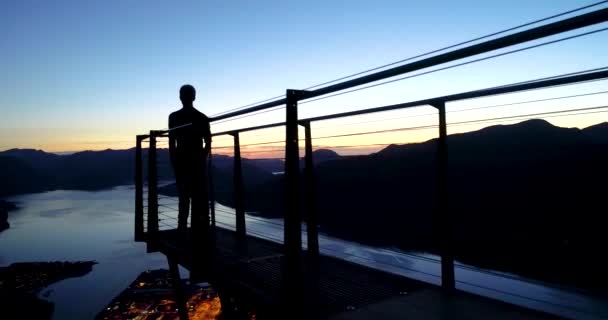 Hermosas Imágenes Atardecer Una Silueta Masculina Cima Del Mirador Montaña — Vídeos de Stock