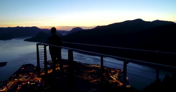 Hermosas Imágenes Atardecer Una Silueta Masculina Cima Del Mirador Montaña — Vídeos de Stock