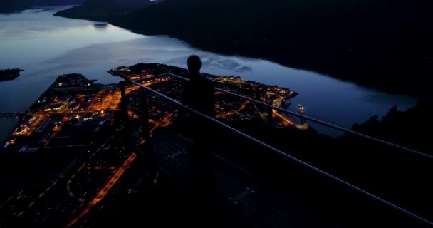 Dağın Tepesindeki Erkek Siluetinin Güzel Günbatımı Görüntüleri Rampestreken Nefes Kesici — Stok video