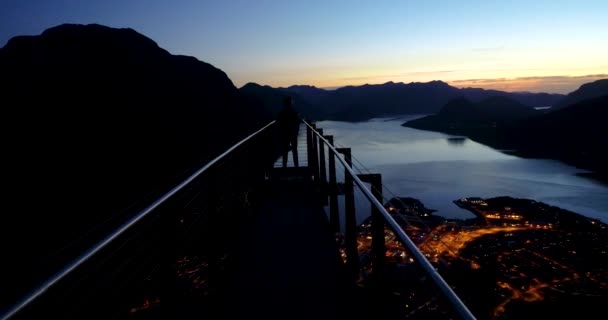 Hermosas Imágenes Atardecer Una Silueta Masculina Cima Del Mirador Montaña — Vídeo de stock