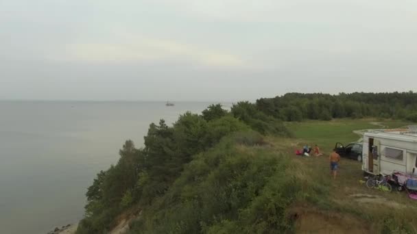 Kampçılar Hafta Sonu Bir Karavanın Yanında Polonya Mechelinki Dinleniyorlar — Stok video