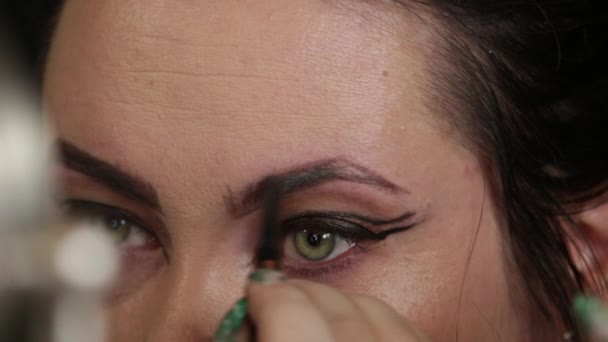 Maquiagem Artistas Lápis Nos Olhos — Vídeo de Stock