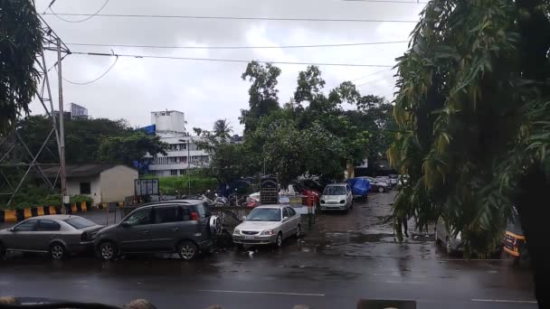 暗い雲が背景に移動するインドの都市では曇りの日に忙しい街の時間の経過と人々が通りを歩いて車が動く — ストック動画