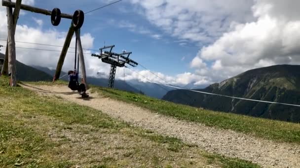 Mignon Jeune Garçon Balançant Ralenti Sur Sommet Une Montagne — Video
