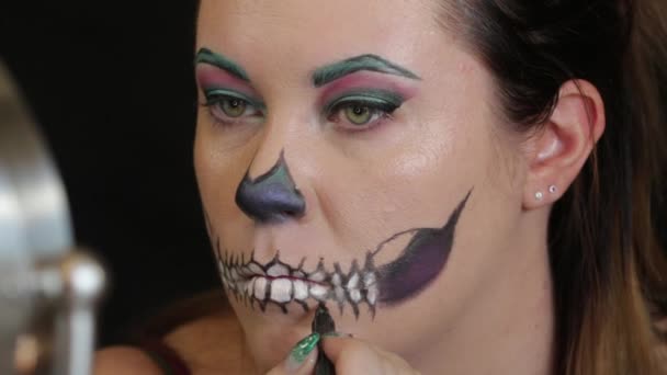 Artista Maquillaje Aplicando Día Del Maquillaje Muerto — Vídeos de Stock